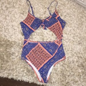 ONE PIECE WITH CUTOUT